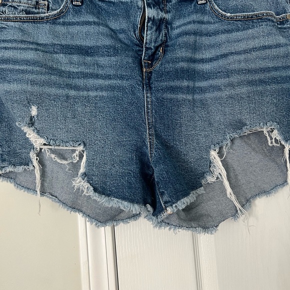 Torrid | denim distressed shorts - 20 - Picture 3 of 6
